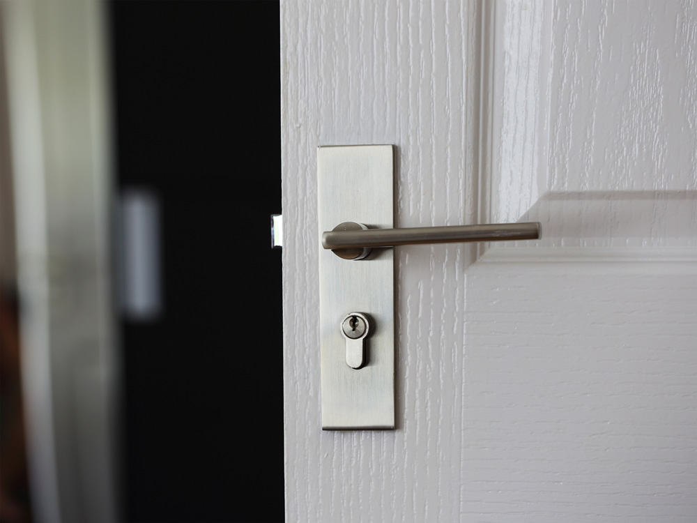 MHL-emergency-locksmith-local-expert-1-1 emergency locksmith locked door